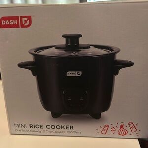 Dash rice cooker, brand new. It works.